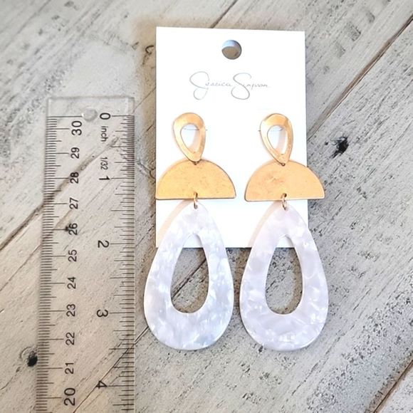 NWT JESSICA SIMPSON VINTAGE GOLD AND SEASHELL DROP EARRINGS - Picture 2 of 6